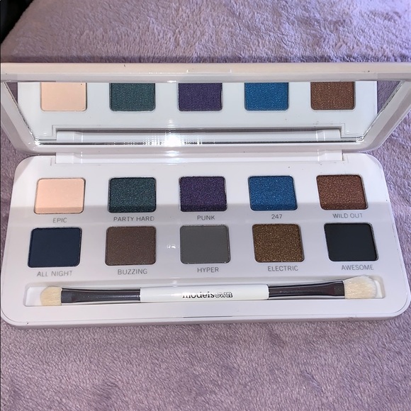 Models own rockstar eyeshadow palette - Picture 2 of 5